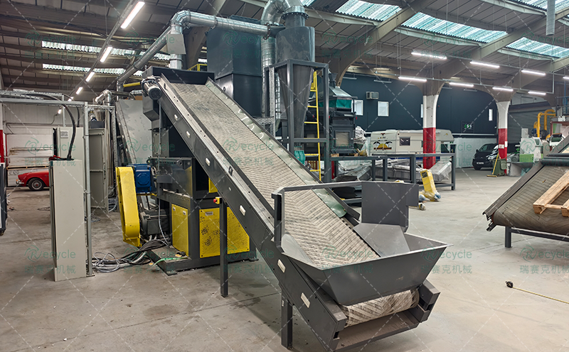 英國太陽能板拆解機器流水線現(xiàn)場圖