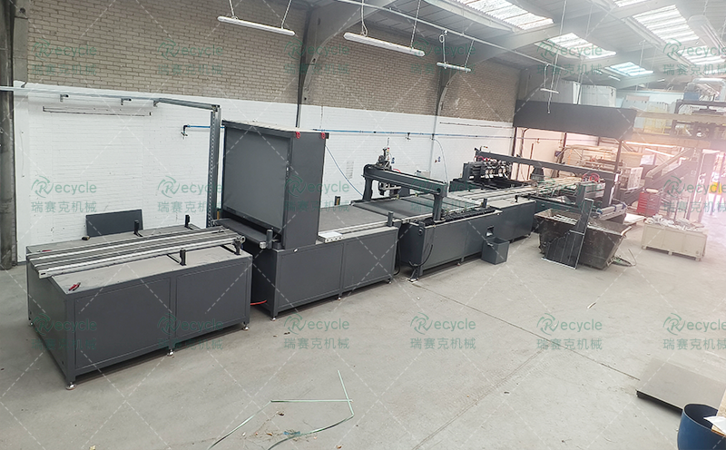 國外英國客戶回購光伏組件拆解分離回收生產(chǎn)線