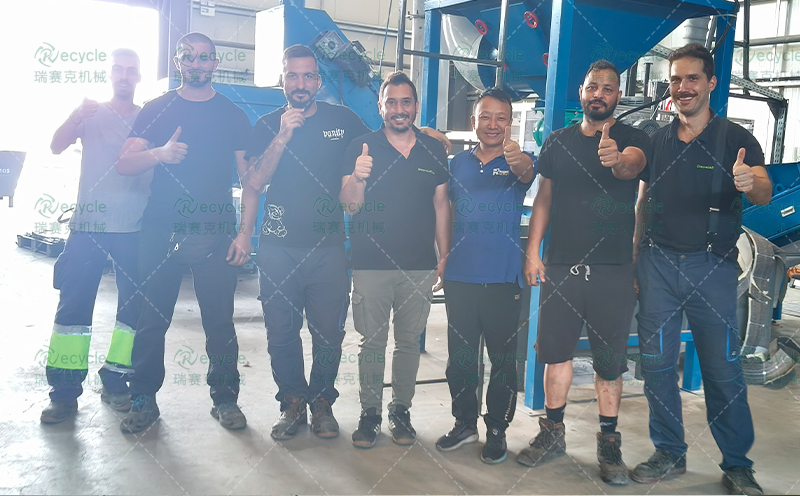 國外報廢光伏板提煉回收處理設(shè)備線現(xiàn)場合照